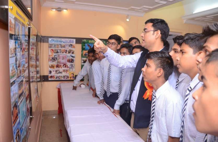 फिलेटली डे पर डाक टिकटों पर अपनी फोटो देखकर बच्चे हुए प्रफुल्लित फिलेटली डे पर डाक टिकटों पर अपनी फोटो देखकर बच्चे हुए प्रफुल्लित
