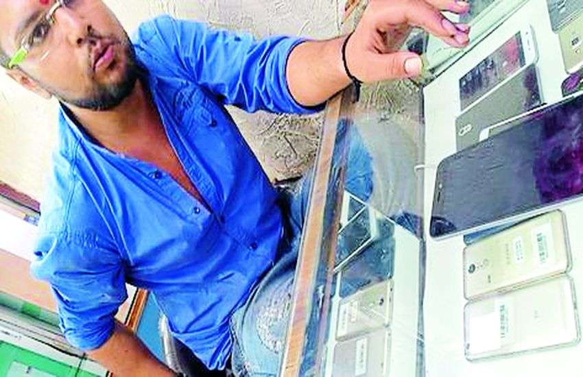 Sting Video : जेलरोड बन रहा ‘चोर बाजार’, धड़ल्ले से बिक रहे बिना बिल के मोबाइल