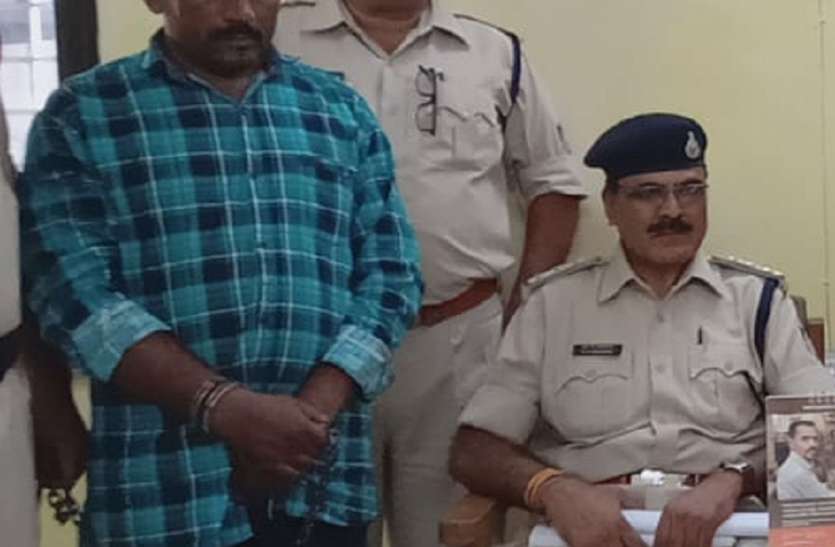 Police arrested accused of stealing mobile shop with gun in khandwa लाखों के मोबाइल लेकर भागा शातिर बदमाश टिमरनी में बंदूक के साथ धराया
