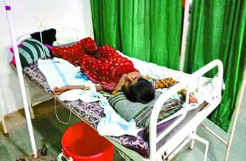 Poisoned for forcing 12-year-old child, innocent fighting for life 12 साल के बच्चे को जबरन पिला दिया जहर, जिला अस्पताल में जिंदगी की जंग लड़ रहा मासूम