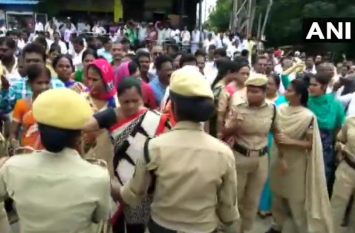 TSRTC Employees Protest On Apollo DRDO Hospital After Srinivas Death आत्मदाह करने वाले TSRTC कर्मी की मौत, अस्पताल के बाहर साथी कर रहे प्रदर्शन