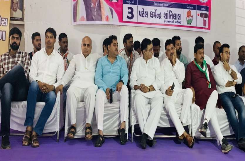 Gujrat congress: घर-घर संपर्क कर रिझा रहे हैं मतदाताओं को Gujrat congress: घर-घर संपर्क कर रिझा रहे हैं मतदाताओं को