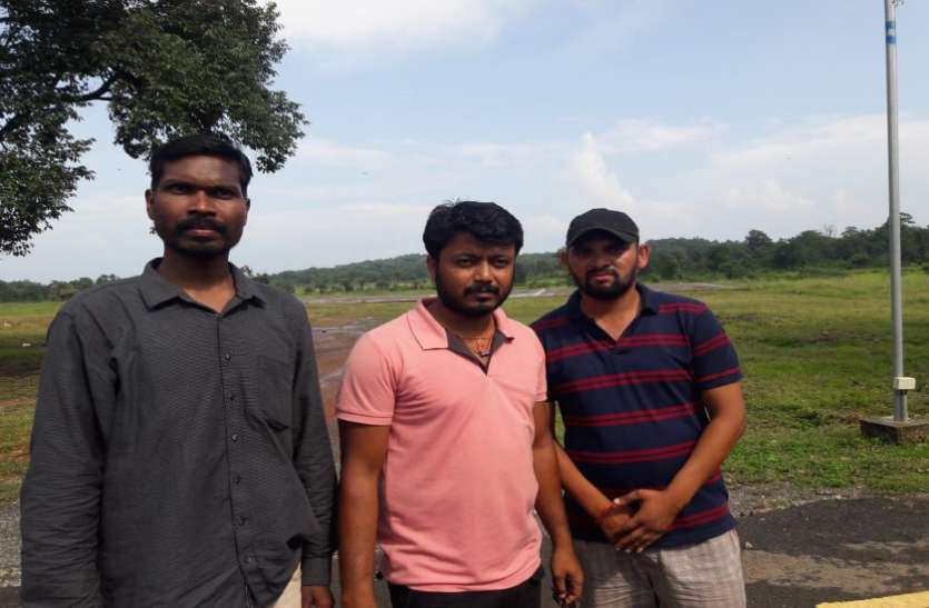 दो दिन बाद सकुशल वापस लौटे इंजीनियर समेत तीनो व्यक्ति, नक्सलियों ने किया था अपहरण दो दिन बाद सकुशल वापस लौटे इंजीनियर समेत तीनो व्यक्ति, नक्सलियों ने किया था अपहरण