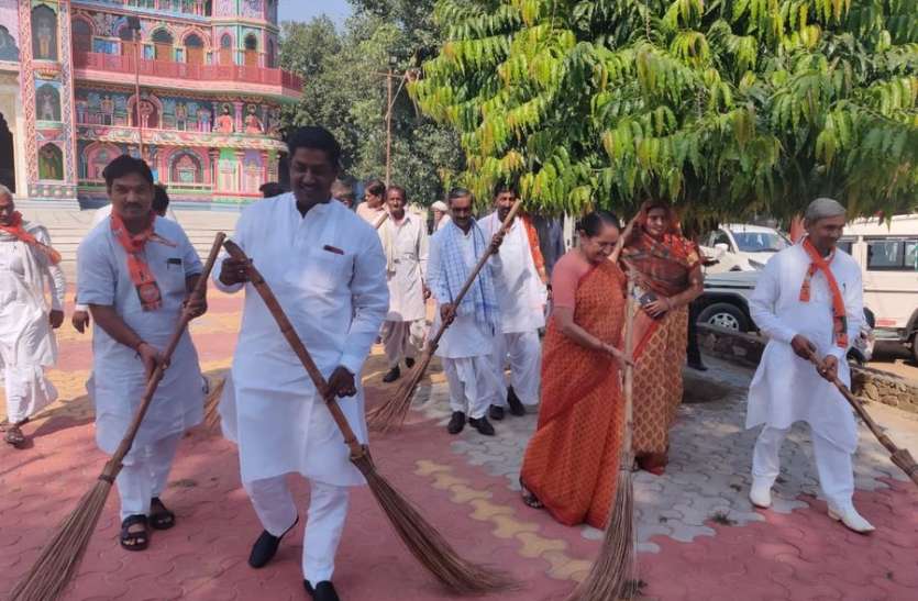 सांसद जसकौर मीना ने गांवों में निकाली गांधी संकल्प यात्रा सांसद जसकौर मीना ने गांवों में निकाली गांधी संकल्प यात्रा