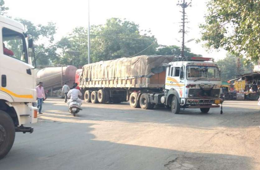 दो स्टेट और दो नेशनल हाईवे, बेलगाम ओवरलोड गाडिय़ां दो स्टेट और दो नेशनल हाईवे, बेलगाम ओवरलोड गाडिय़ां