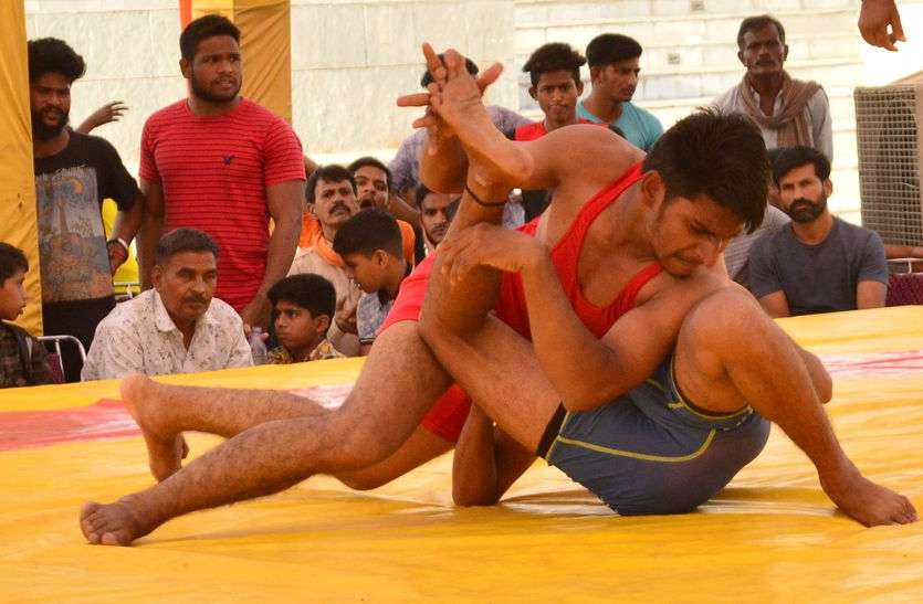 अखिल भारतीय चंबल केसरी कुश्ती दंगल राष्ट्रीय दशहरा मेले में दंगल : पहले ही दिन कोटा के पहलवानों ने बता दिया चम्बल के पानी में कितना है दम...