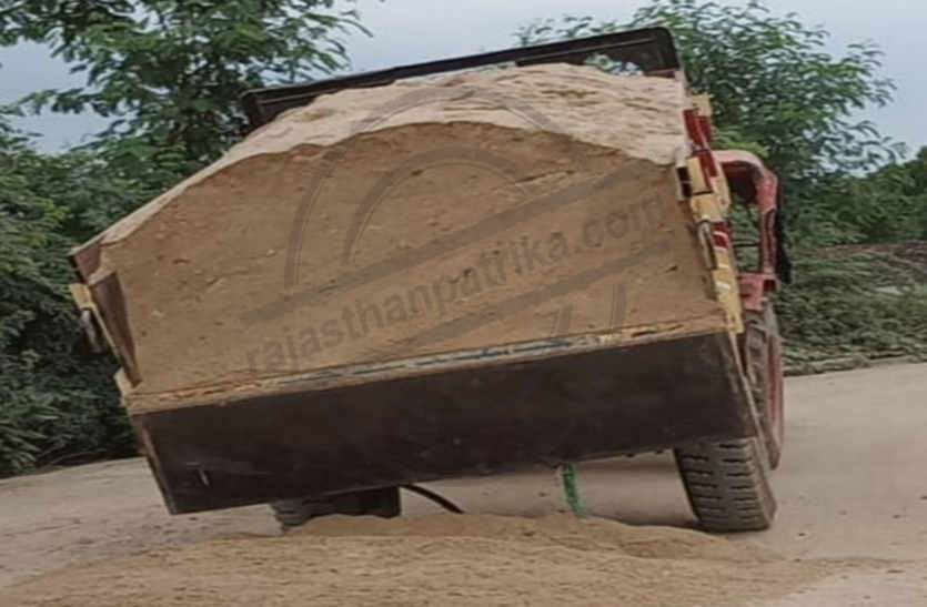 Illegal mining in bhilwara बजरी से भरे ट्रैक्टरों को खाली करवाया, गिट्टी से भरे ट्रैक्टरों के खाेेले टेप रिकार्डर
