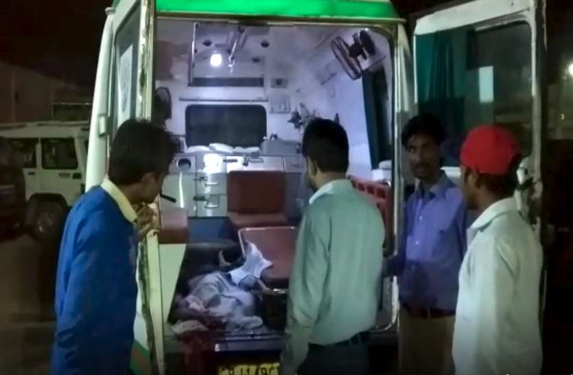 ट्रक ने दो बाइकों को मारी जोरदार टक्कर, एक की कुचलने से हुई दर्दनाक मौत, पांच घायल ट्रक ने दो बाइकों को मारी जोरदार टक्कर, एक व्यक्ति की कुचलने से हुई दर्दनाक मौत, पांच घायल