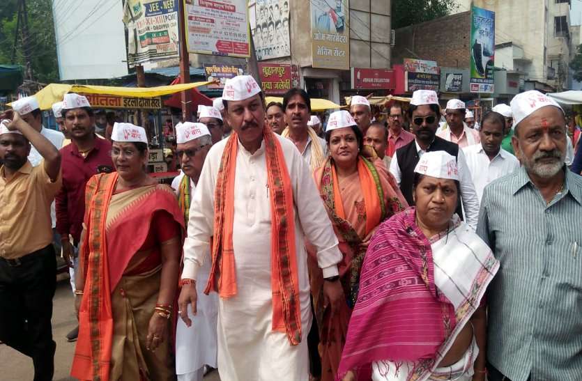 durg patrika गांधी के संदेशों से गूंजा शहर, भाजपा ने सांसद विजय तो कांग्रेस ने विधायक वोरा के नेतृत्व में निकाली पदयात्रा