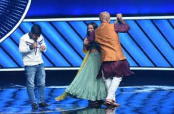 Indian Idol contestant pallav performance win every heart इंडियन आइडल में पहले दिन ही छाया बलिया का यह लड़का, गाना सुनकर खूब नाचे नेहा कक्कड़ और विशाल