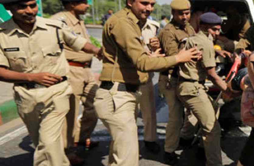 police public clash पुलिस पर पथराव, आत्मरक्षा में दागे आंसू गैस के गोले