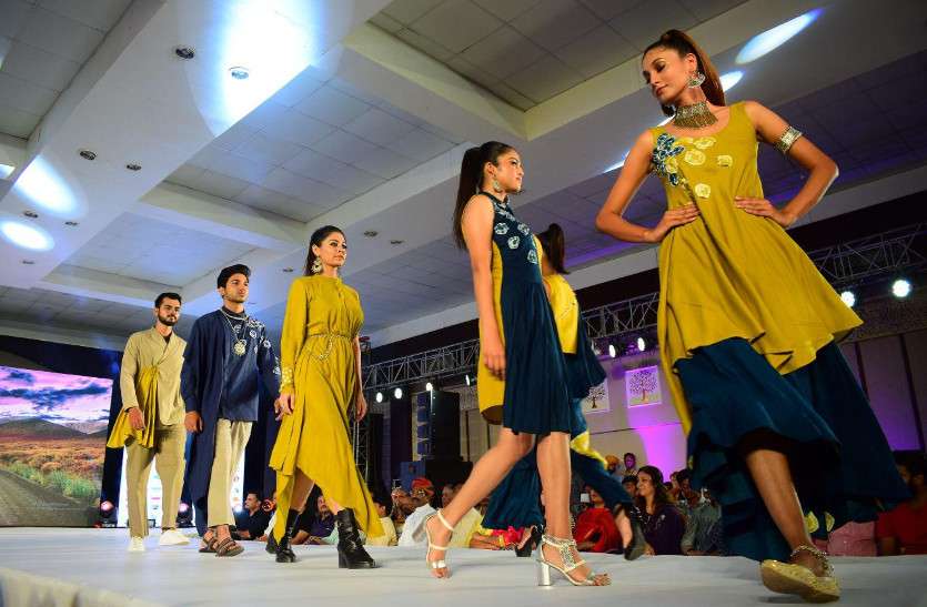Models' catwalk in the presence of fashion stylist Imam Siddiqui बिग बॉस फेम फैशन स्टाइलिस्ट इमाम सिद्दीकी की मौजूदगी में मॉडल्स का कैटवॉक