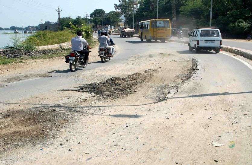 गौरव पथ बन गया 'गड्ढा पथÓ गौरव पथ बन गया 'गड्ढा पथÓ