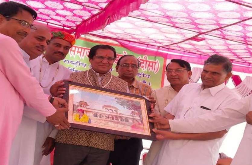 खण्डेलवाल वैश्य समाज की कार्यकारिणी का सम्मान खण्डेलवाल वैश्य समाज की कार्यकारिणी का सम्मान