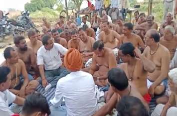 Farmers protest continue in mirzapur for land compensation मुआवजे के लिये 49 दिन से धरने पर बैठे हैं किसान, अर्धनग्न होकर किया प्रदर्शन, दी यह चेतावनी