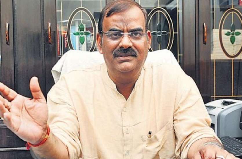 nagendra singh dm डीएम की चेतावनी, 14 अक्टूबर तक नहीं दिया शौचालय का पैसा तो होगी एफआईआर