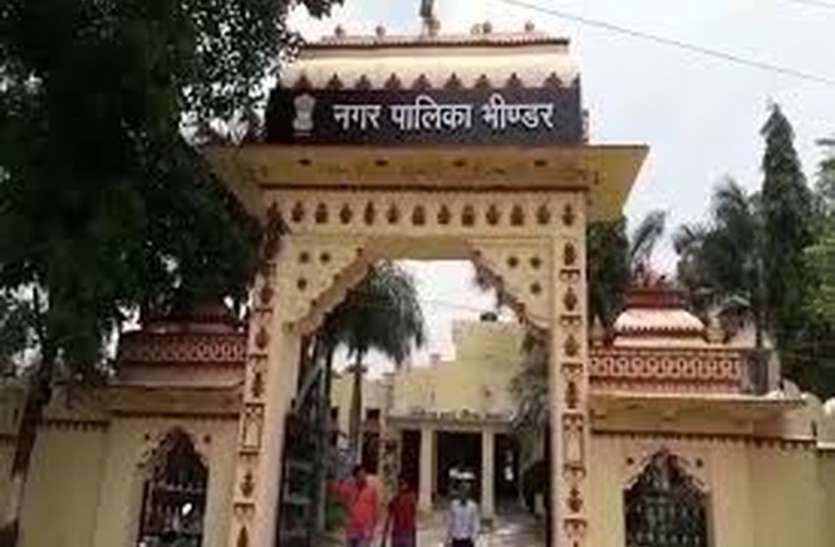 नगर पालिका का अनोखा फरमान, प्रतीक्षालय में नहीं बैठेगा आम इंसान नगर पालिका का अनोखा फरमान, प्रतीक्षालय में नहीं बैठेगा आम इंसान
