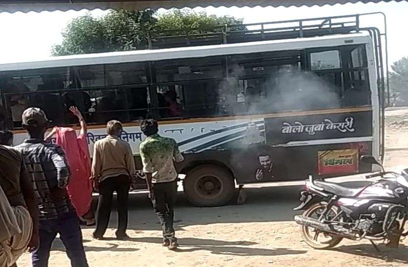 रोडवेज बस के पहिए में आग लगी रोडवेज बस के पहिए में आग लगी