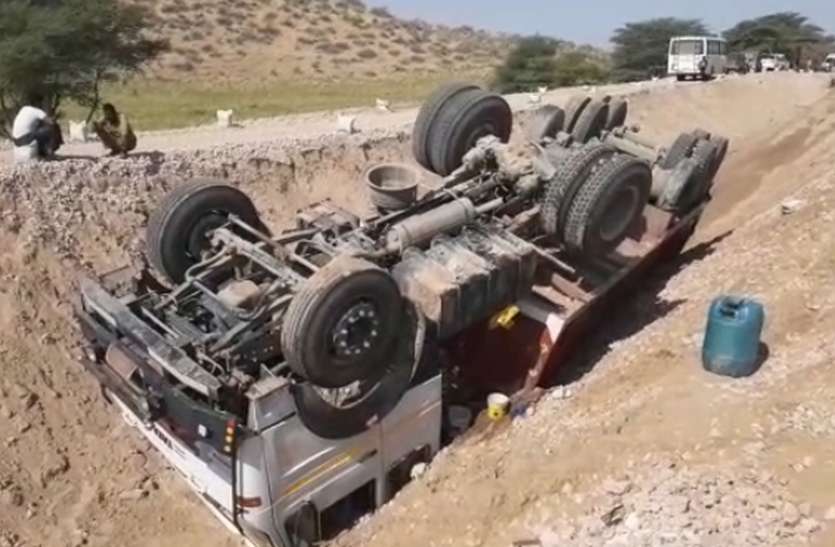 Two trucks overturned, jammed for three km दो ट्रक पलटे, तीन किमी तक जाम लगा