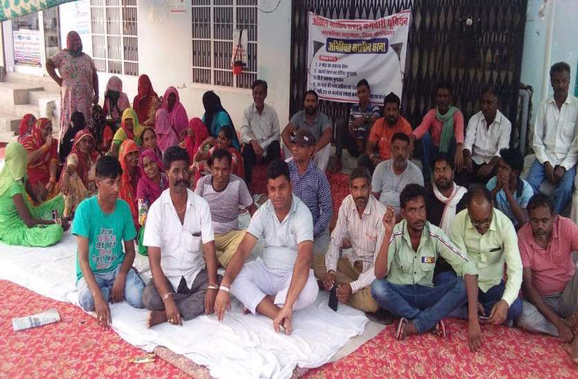 मांगों को लेकर धरने पर सफाई कर्मी, सडक़ों पर कचरे के ढेर मांगों को लेकर धरने पर सफाई कर्मी, सडक़ों पर कचरे के ढेर