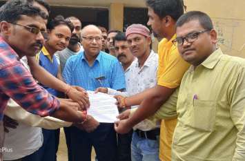 Desperate villagers on the path of agitation from MP MLA सांसद विधायक से मायूस ग्रामीण उतरे आंदोलन की राह पर