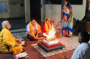 sdm had to marry girl at midnight in kushinagar SDM को आधी रात युवती से मंदिर में रचानी पड़ी शादी, जानिये पूरा मामला