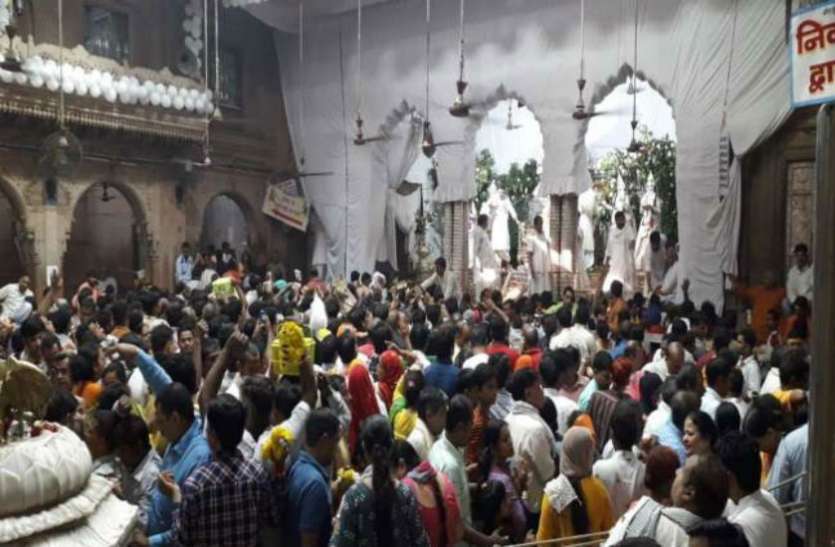 शरदपूर्णिमाः ब्रज में बरसा अमृत, श्रद्धालुओं के दबाव में बिखरीं व्यवस्थाएं शरदपूर्णिमाः ब्रज में बरसा अमृत, श्रद्धालुओं के दबाव में बिखरीं व्यवस्थाएं