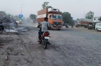 After the rain is over, Muram and dust flying on the streets बारिश खत्म होने के बाद अब सड़कों पर उड़ रही मुरम और धूल
