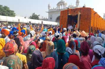 Which said, So Nihal, Satashri famine, fifty thousand devotees took th जो बोले सो निहाल, सतश्री अकाल, पचास हजार श्रद्धालुओं ने टेका माथा