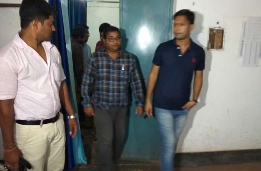 जशपुर के श्रम निरीक्षक को 40 हजार का रिश्वत लेते एंटी करप्शन टीम ने रंगे हाथों किया गिरफ्तार जशपुर के श्रम निरीक्षक को 40 हजार का रिश्वत लेते एंटी करप्शन टीम ने रंगे हाथों किया गिरफ्तार