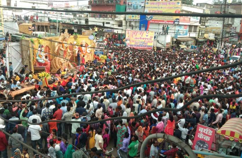 देवी प्रतिमाओं के विसर्जन में उमड़ा जनसैलाब देवी प्रतिमाओं के विसर्जन में उमड़ा जनसैलाब
