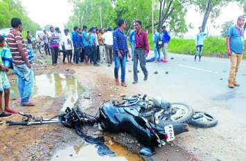 security personnel death in major bike accident in kondagaon तीन दिन पहले छुट्टी पर आया था सेना का जवान, ट्रैक्टर में मारी इतनी जोरदार टक्कर की हवा में उड़ गयी बाइक