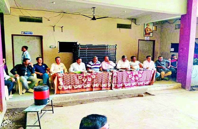 आइपीएल की तर्ज पर हुई खिलाडिय़ों की नीलामी, असाड़पुरा प्रीमियर लीग क्रिकेट 25 से