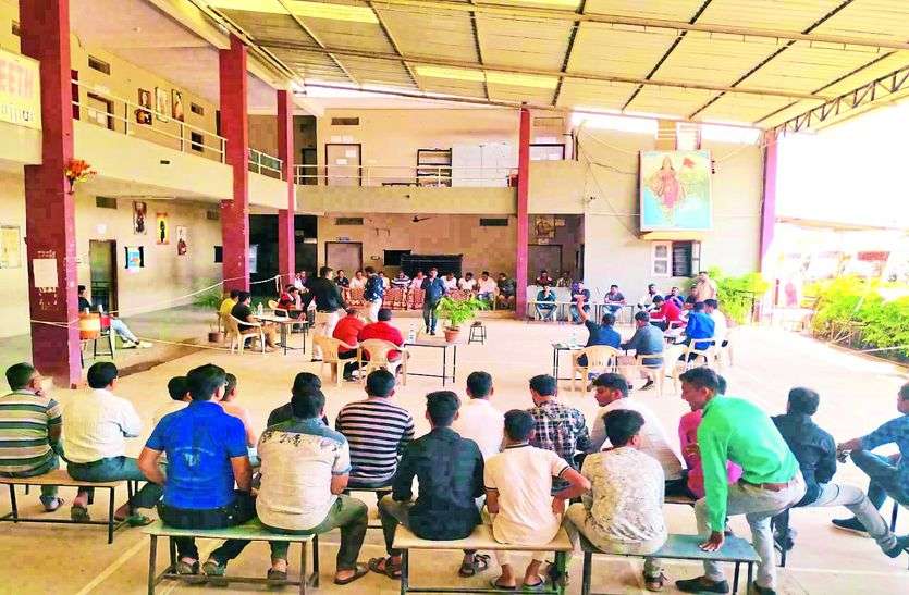 आइपीएल की तर्ज पर हुई खिलाडिय़ों की नीलामी, असाड़पुरा प्रीमियर लीग क्रिकेट 25 से आइपीएल की तर्ज पर हुई खिलाडिय़ों की नीलामी, असाड़पुरा प्रीमियर लीग क्रिकेट 25 से