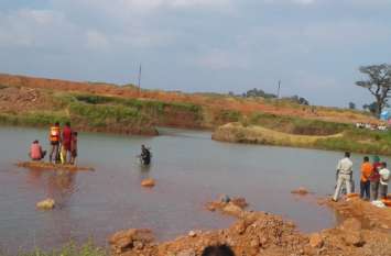 Chhattisgarh crime: BALCO leave pit to dig bauxite in Mainpat बाक्साइट खोदकर छोड़ा गया गड्ढा तालाब में तब्दील, यहां बुजुर्ग के कपड़े-जूते देख घरवालों के उड़े होश, गोताखोर पहुंचे लेकिन...