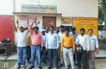 Young man Uproar in ado Panchayat office in chakia chandauli एडीओ पंचायत कार्यालय में घुसकर युवक का हंगामा, सरकारी अभिेलेखों को फाड़ा