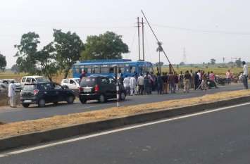 Dhar to Indore, violation of permit, rain on the villagers due to toll धार से इंदौर, परमिट का उल्लंघन, टोल बचाने के चक्कर में गांव वालों पर बरसी आफत