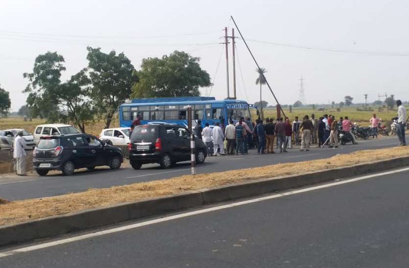 धार से इंदौर, परमिट का उल्लंघन, टोल बचाने के चक्कर में गांव वालों पर बरसी आफत धार से इंदौर, परमिट का उल्लंघन, टोल बचाने के चक्कर में गांव वालों पर बरसी आफत