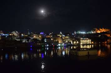 sharad purnima udaipur शरद पूर्णिमा पर चांदनी में बिराजे ठाकुरजी,धवल रश्मियों ने खीर को बनाया अमृत, लगाया भोग