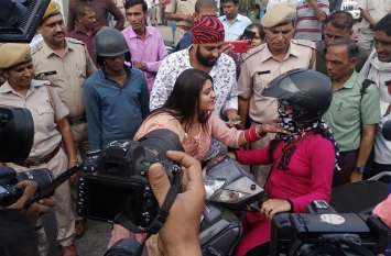Newly married bride learns to follow traffic rules नव विवाहिता दुल्हन ने दी यातायात नियमों के पालन की सीख