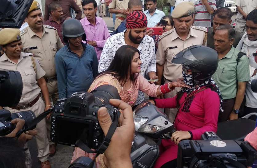 नव विवाहिता दुल्हन ने दी यातायात नियमों के पालन की सीख नव विवाहिता दुल्हन ने दी यातायात नियमों के पालन की सीख