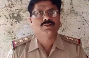 Dead body found in Etawah खंडहर पड़े पुराने सरकारी आवास में युवक का फांसी पर टंगा हुआ मिला शव