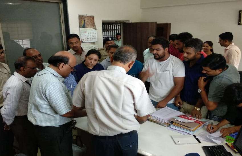 Ahmedabad News गौण सेवा पसंदगी मंडल के कार्यालय पर आवेदकों का हल्लाबोल