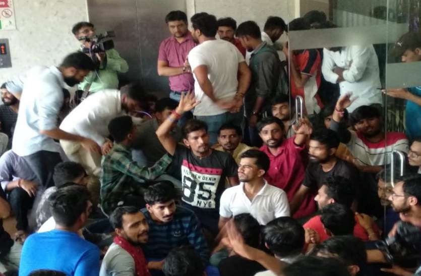 Ahmedabad News गौण सेवा पसंदगी मंडल के कार्यालय पर आवेदकों का हल्लाबोल Ahmedabad News गौण सेवा पसंदगी मंडल के कार्यालय पर आवेदकों का हल्लाबोल