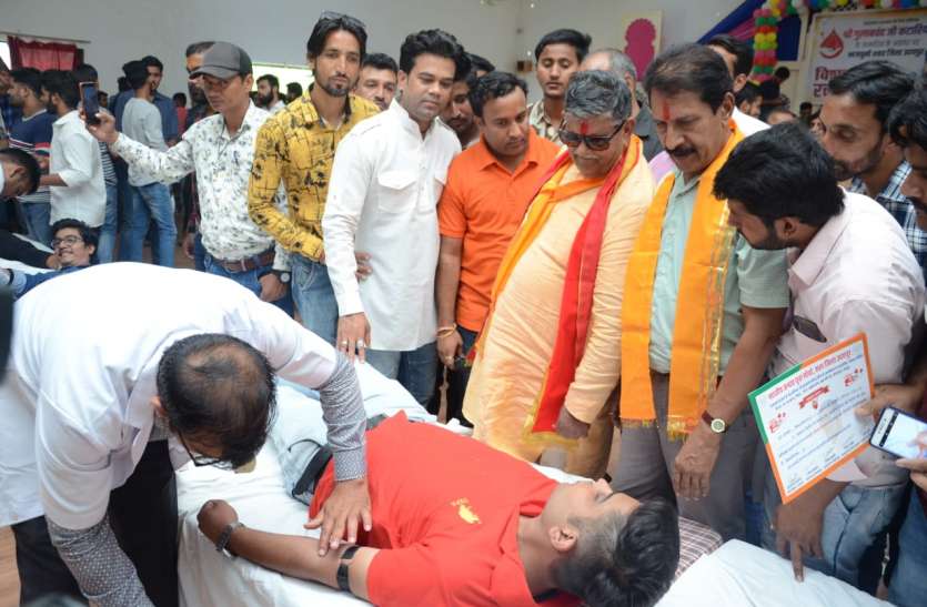 गुलाबचंद कटारिया की दो टूक : हर जगह चेहरा दिखा रहे, टिकट जिसको मिलना होगा उसे ही मिलेगा गुलाबचंद कटारिया की दो टूक : हर जगह चेहरा दिखा रहे, टिकट जिसको मिलना होगा उसे ही मिलेगा