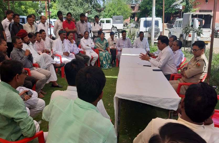 मालपुरा में पटरी पर लौटने लगा जन-जीवन, कर्फ्यू में ढील के दौरान आईजी व संभागीय आयुक्त ने लिया जायजा मालपुरा में पटरी पर लौटने लगा जन-जीवन, कर्फ्यू में ढील के दौरान आईजी व संभागीय आयुक्त ने लिया जायजा