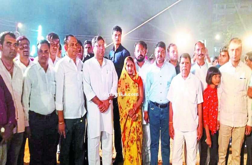 दशहरा मैदान का होगा कायाकल्प, विधायक ने की दशहरा मैदान के लिए 5 लाख की घोषणा दशहरा मैदान का होगा कायाकल्प, विधायक ने की दशहरा मैदान के लिए 5 लाख की घोषणा