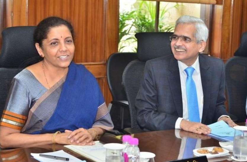nirmala sitharaman वित्त मंत्री ने की आरबीआई प्रमुख के साथ बैठक, पीएमसी घोटाले को लेकर गवर्नर ने दिया आश्वासन