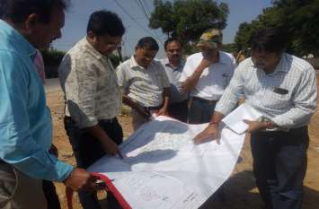 Kota District Collector inspected construction works पिछली सरकार के समय शुरू हुए काम भी पूरे नहीं हुए, कलक्टर ने जताई नाराजगी