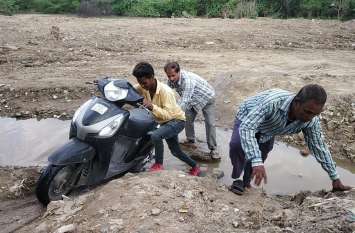 udaipur nagar nigam-road block-sunderwas-uit-nagar nigam-news VIDEO : 30 दिन से रास्ता बंद, लोग परेशान हो रहे, कोई गिर रहा पर चिंता किसी को नहीं